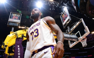 Nepalanki "Lakers" pergalė žemyn nustūmė Sabonį ir "Kings", "Nuggets" sugrįžo į viršūnę